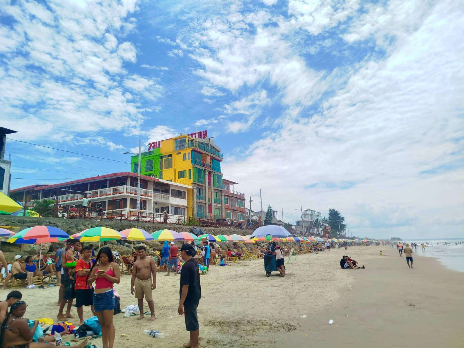 Montañita beach crowds
