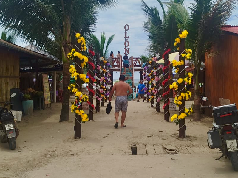 Olón malecon beach entrance