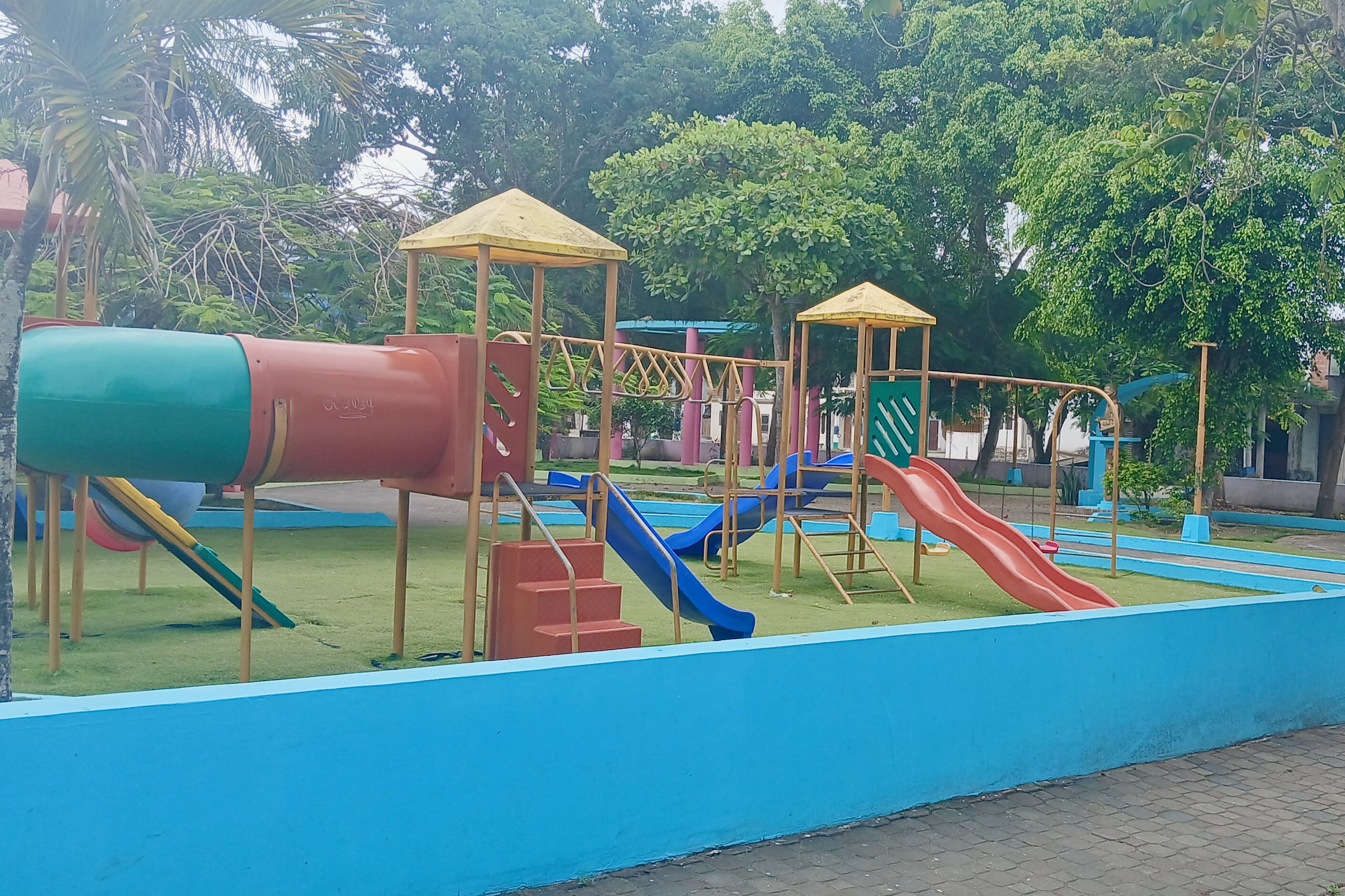 Manglaralto town square park