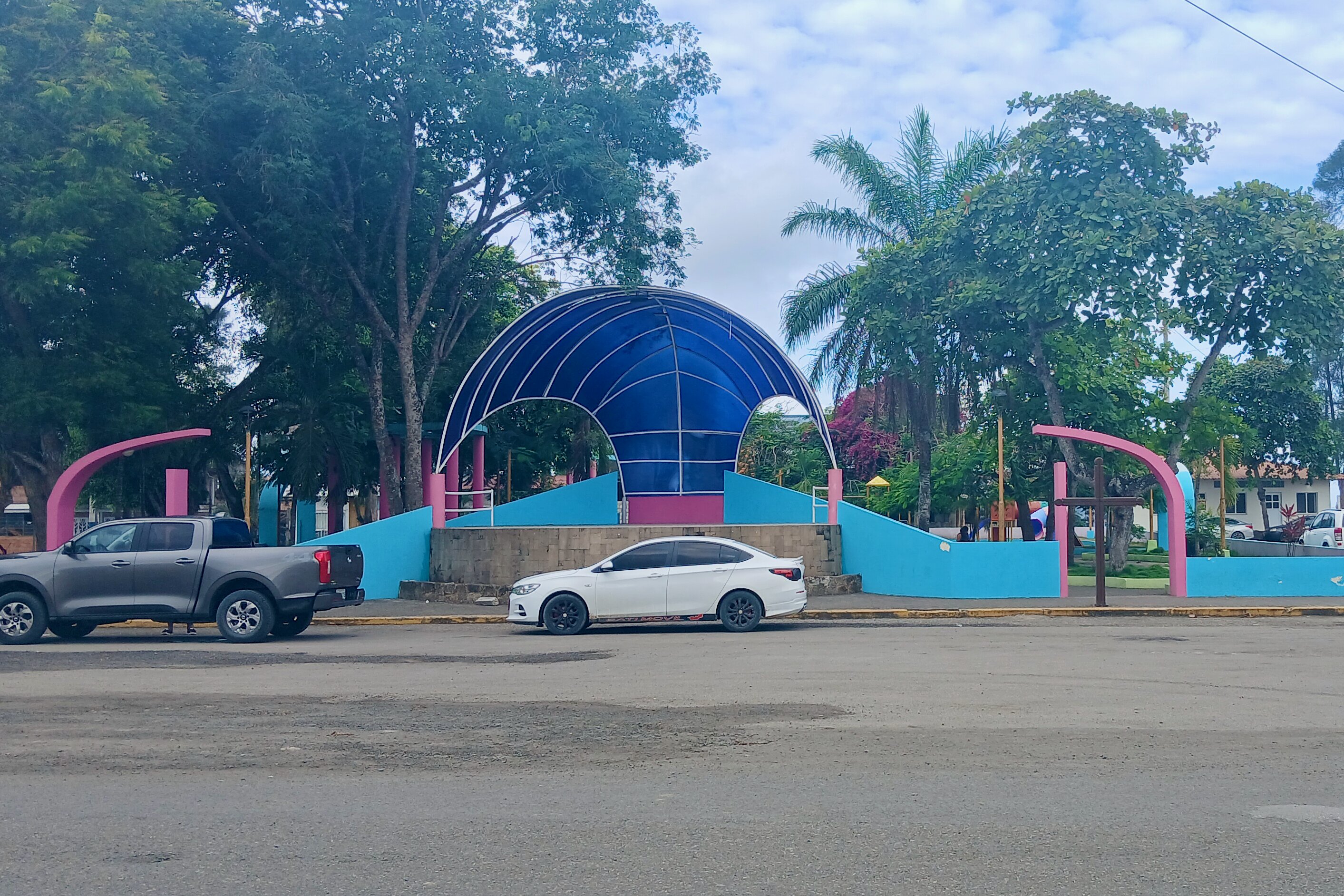 Manglaralto town square park view